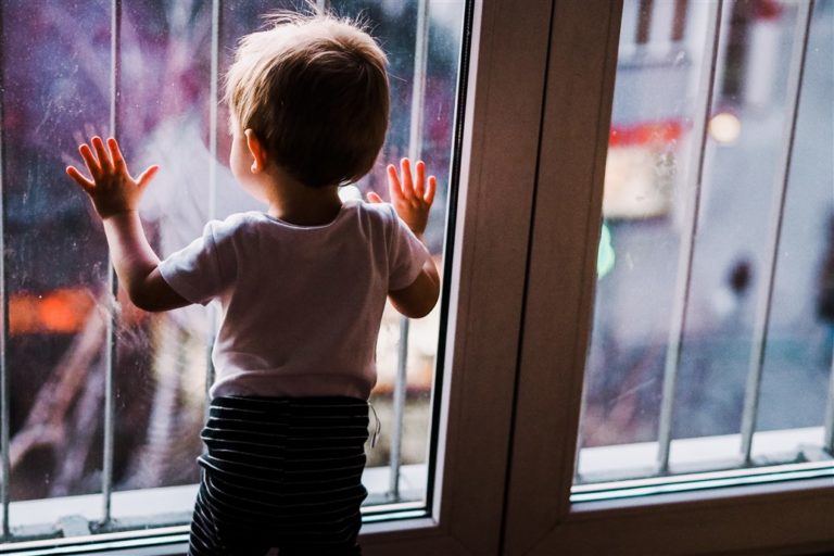 Comment sécuriser votre terrasse en hauteur pour vos enfants ?